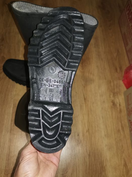 Червени, черни и жълти гумени ботуши,