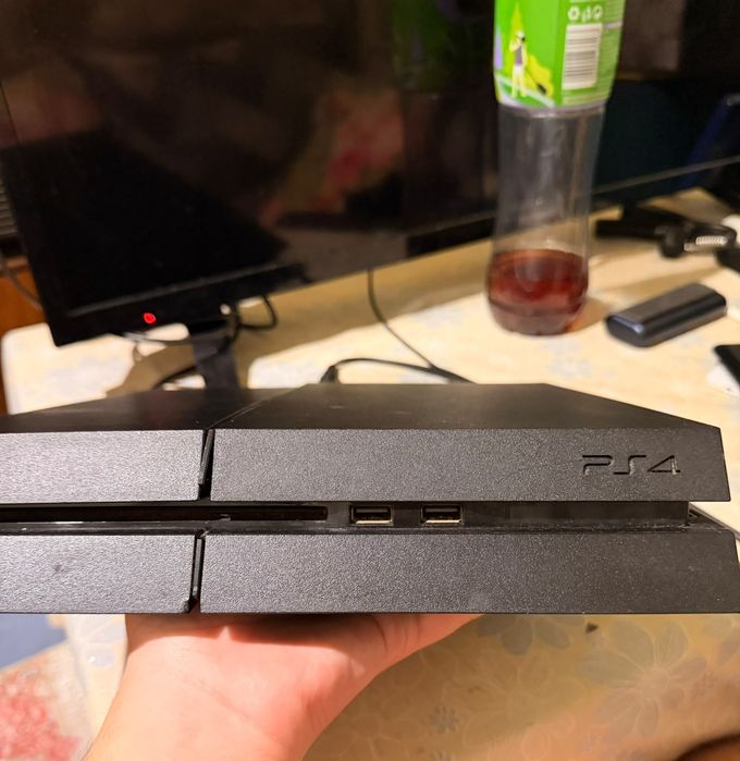 Продавам  PlayStation 4 (PS4) Fat модел в много добро техническо състояние.