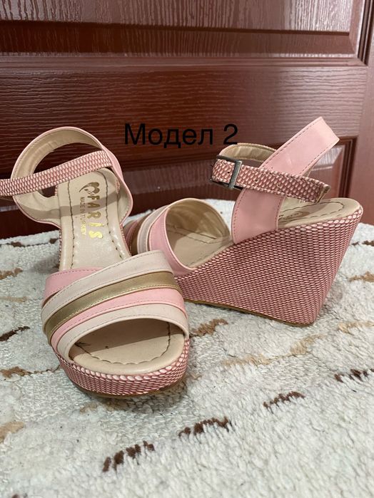 Различни модели обувки на висок ток или платформа