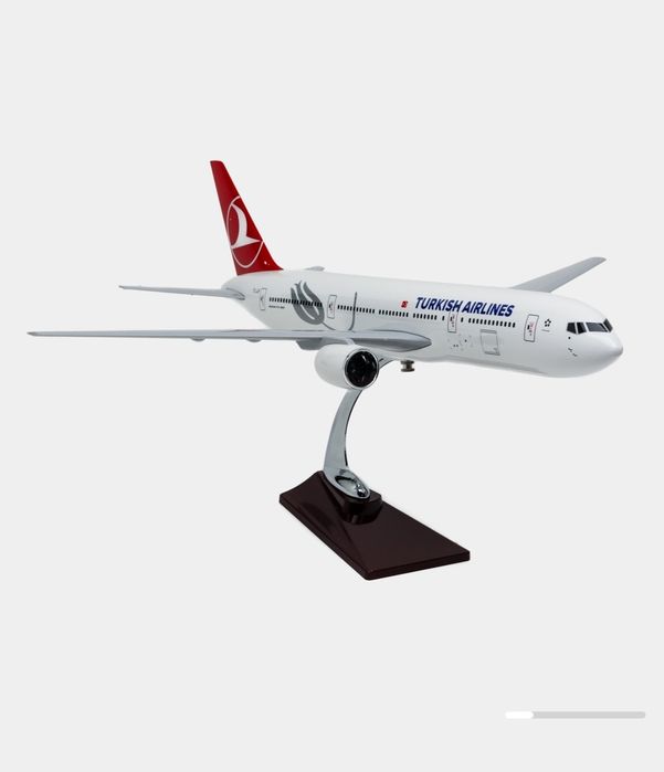 Самолет модел   BOEING 777-300 Turkish Airlines)  led podstavkoy
TURKI