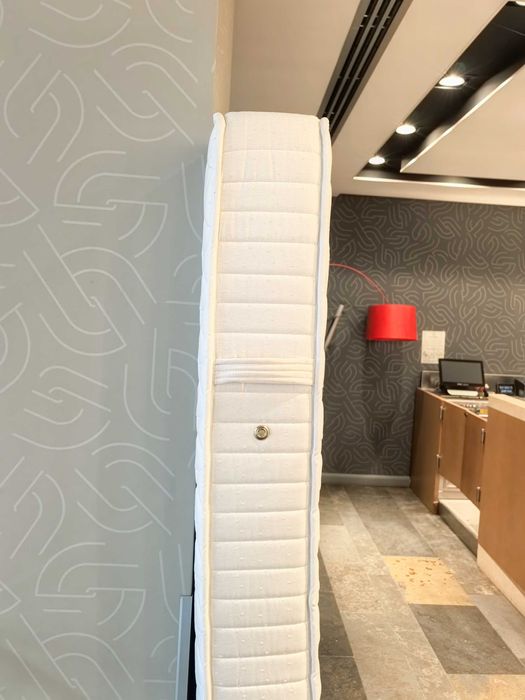 Saltele hoteliere Simmons Deluxe cu urme decente de folosire