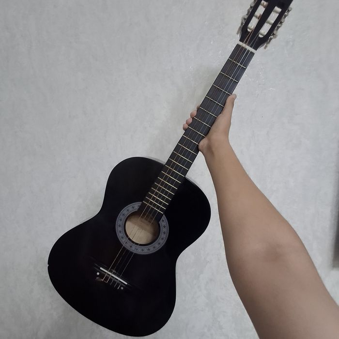 Gitara sotiladi.