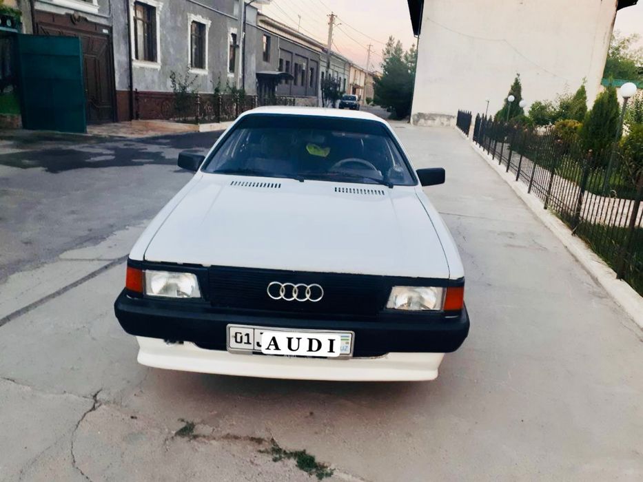 Автомобиль Audi 80