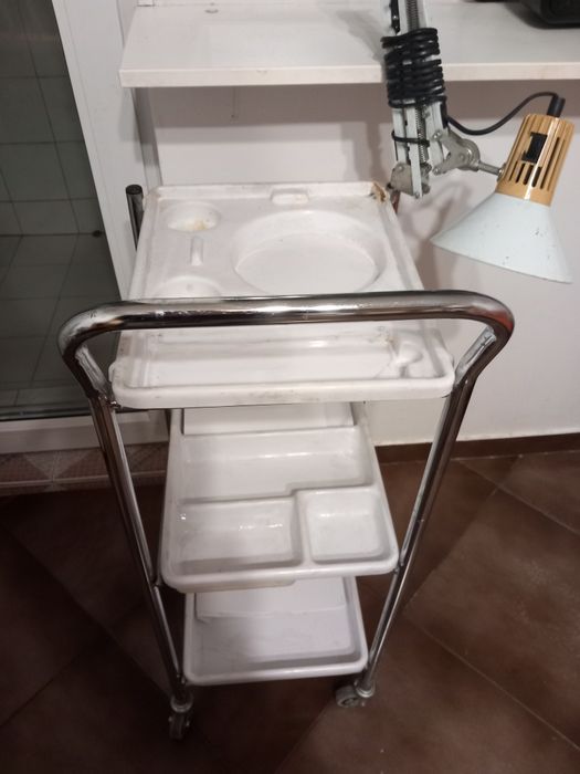 Професионална помощна количка с колела, бяла с метална конструкция