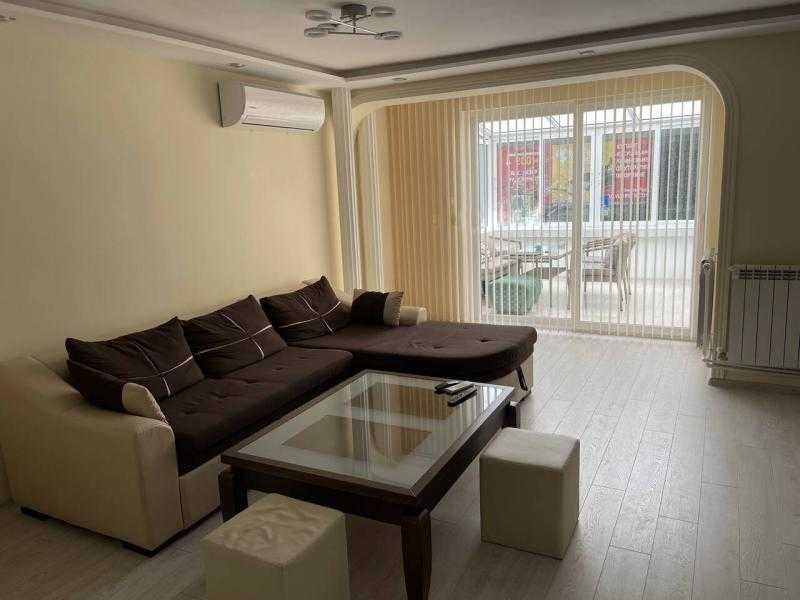 Дава се под наем Двустаен апартамент в Бургас, Лазур - 75 кв.м за 663 € - Снимка #1