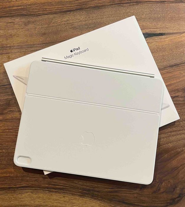 Продавам НОВA Magic Keyboard бяла за Apple Ipad 13 AIR (M4)