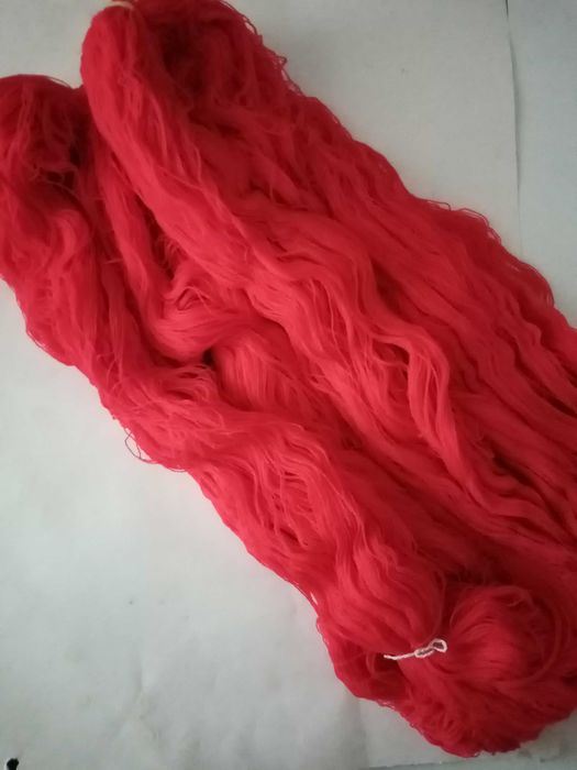 Бяла прежда тип мохер, мека бежова прежда, червен полиакрил, конци.