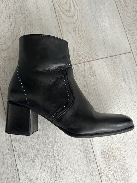Botine negre din piele model deosebit Benvenuti marime 37