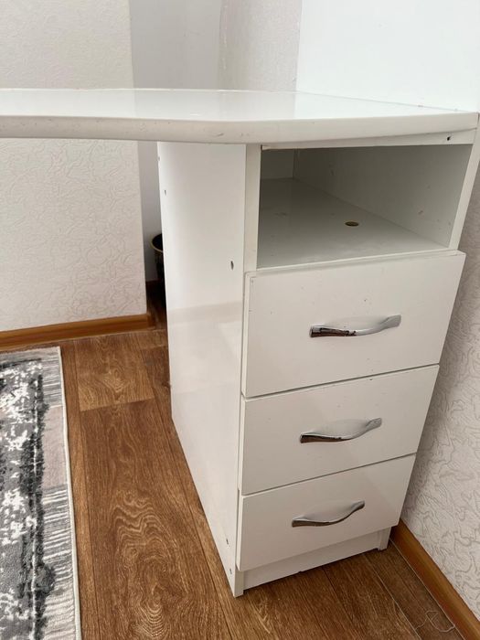 Маникюрный стол б/у, рабочий вариант