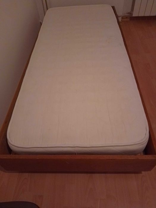 Две легла с подматрачни рамки и матраци за тях