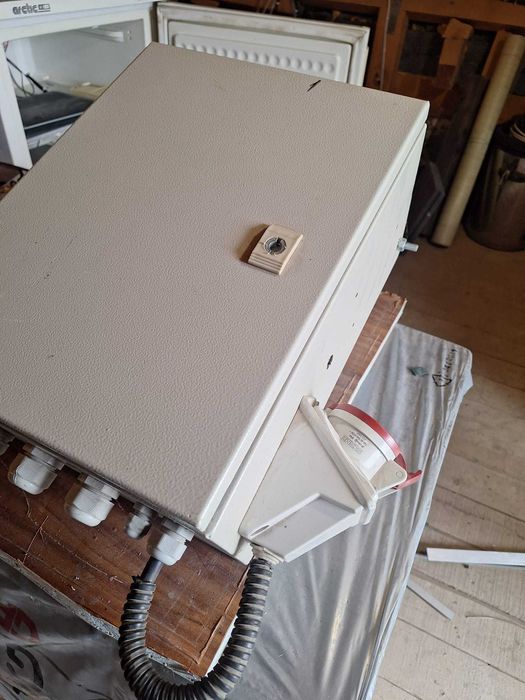Tablou metalic electric 400 x 300 cu 3 x disjuctor tripolar