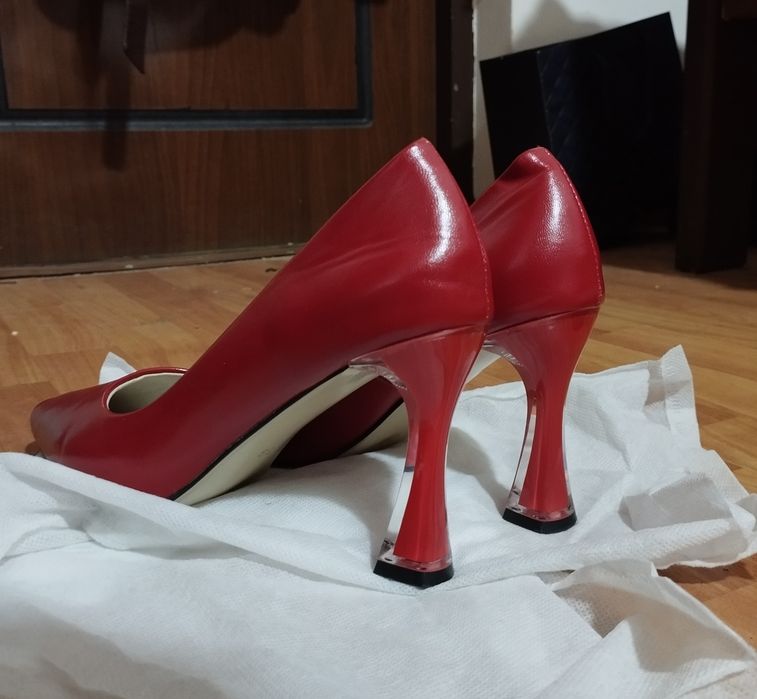 женские каблуки, надевала один раз на выпускной