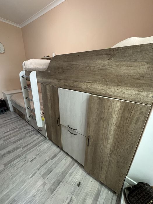 Продам двухярусную кровать.