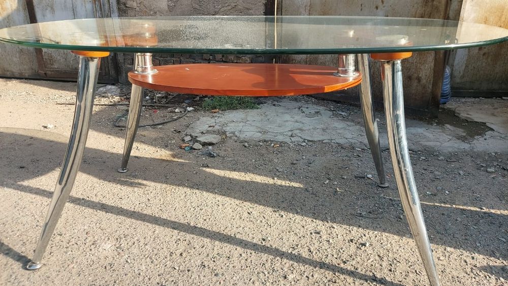 Продам стеклянный стол