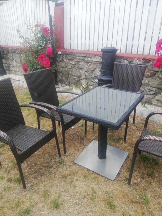 Scaune și mese de vânzare