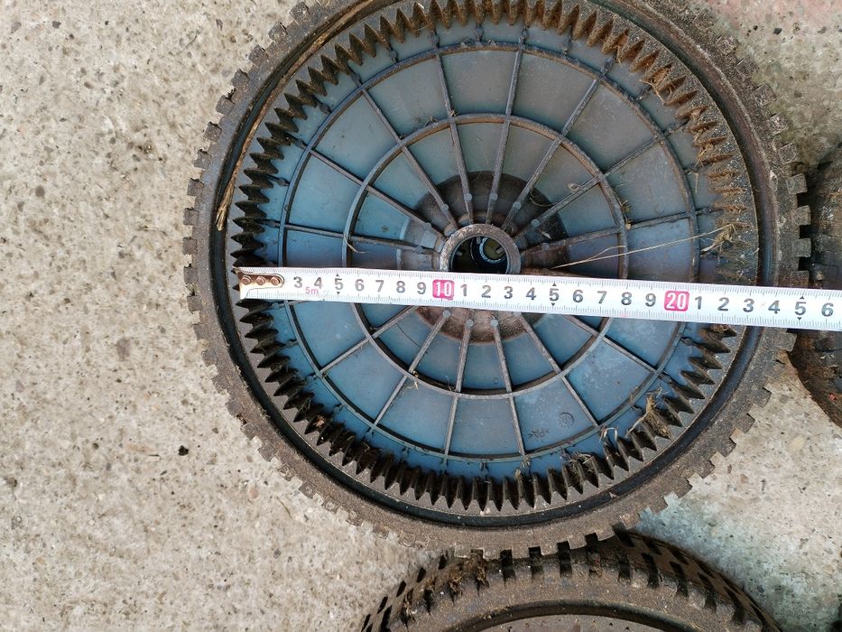 Vand diverse piese pentru mașini de iarba