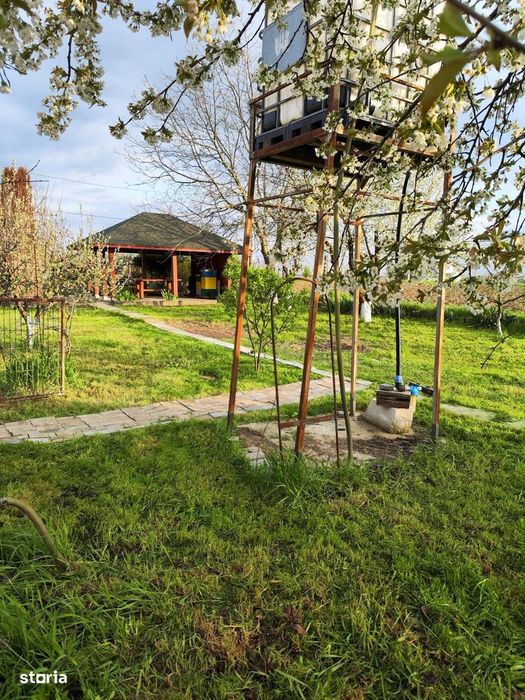 Vand casa si depozit materiale constructii - negociabil