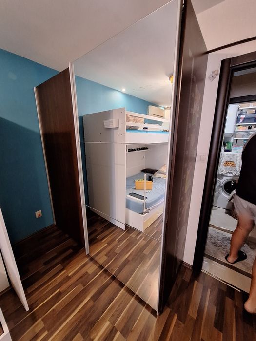 Гардероб с плъзгащи врати