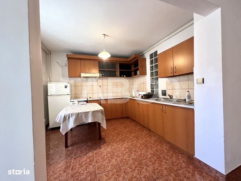 Apartament cu 3 camere de vanzare cu boxa si lift in Manastur zona BIG