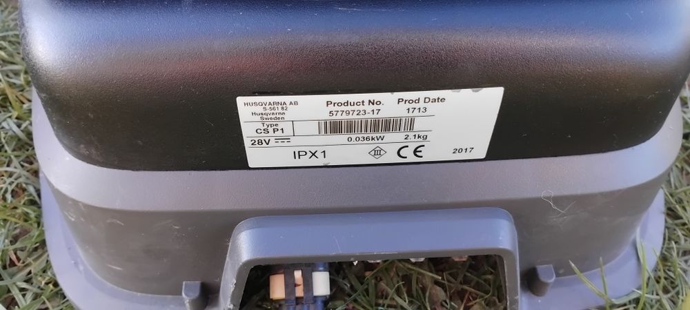 Robot de tuns gazon profesional Husqvarna  McCulloch original cu statie de încărcare
Nu dețin pinurile / se aprind 
Se vând cum se vad în poze 
Prețul