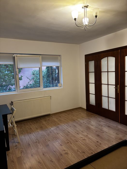 Apartament luminos 2 camere de închiriat | Metrou Apărătorii Patriei (7 min) | Parcare inclusă