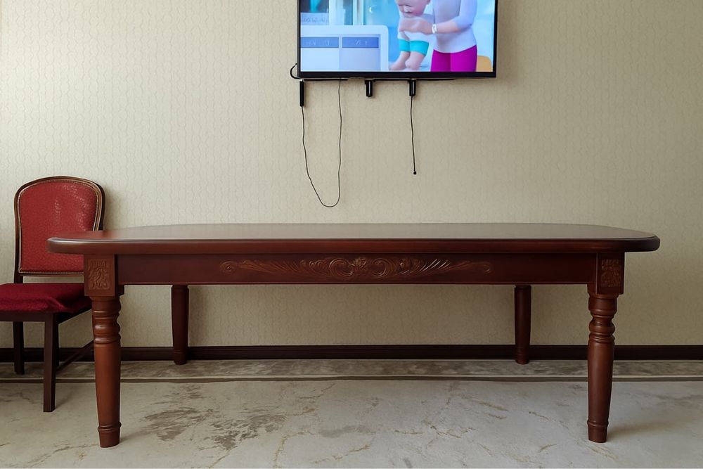 Стол со стульями для гостинной