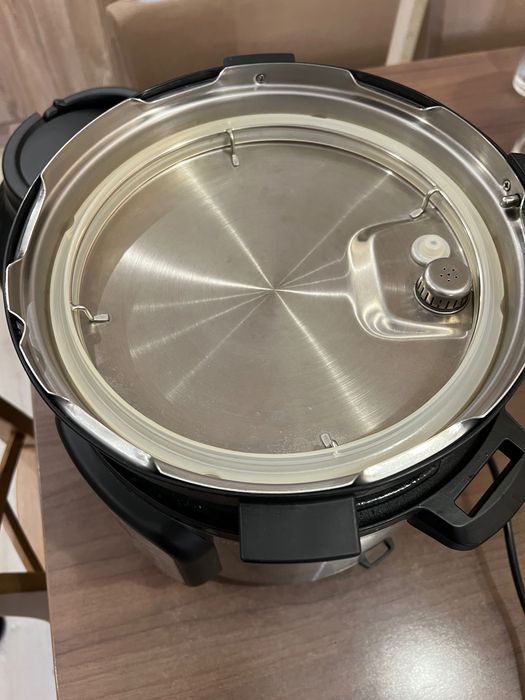 Мултикукър с Еър Фрайър Instant Pot  5,7л, гаранция до 11.2026