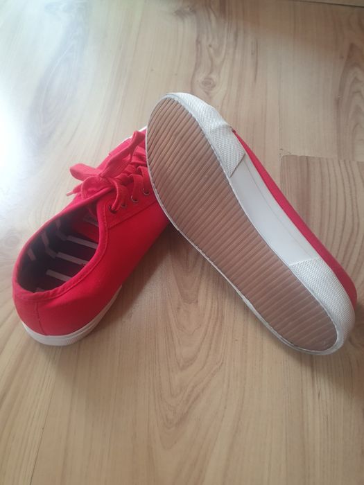 Продавам цветни  кецове