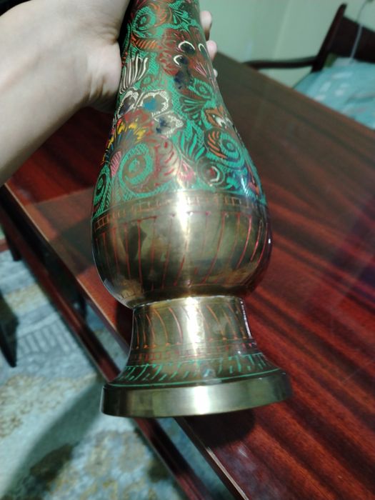 винтажная латунная ваза, изготовленная в Индии.