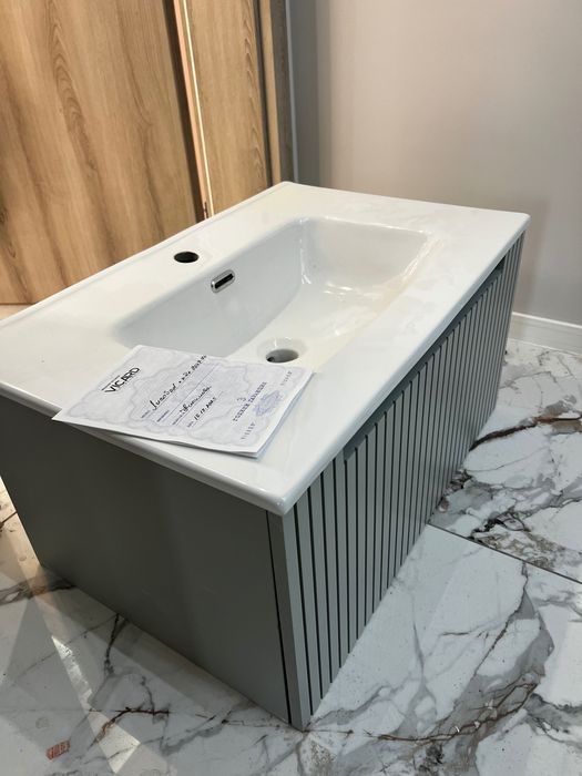 PVC шкаф с умивалник и колона Лисабон на Викард, 350 евро