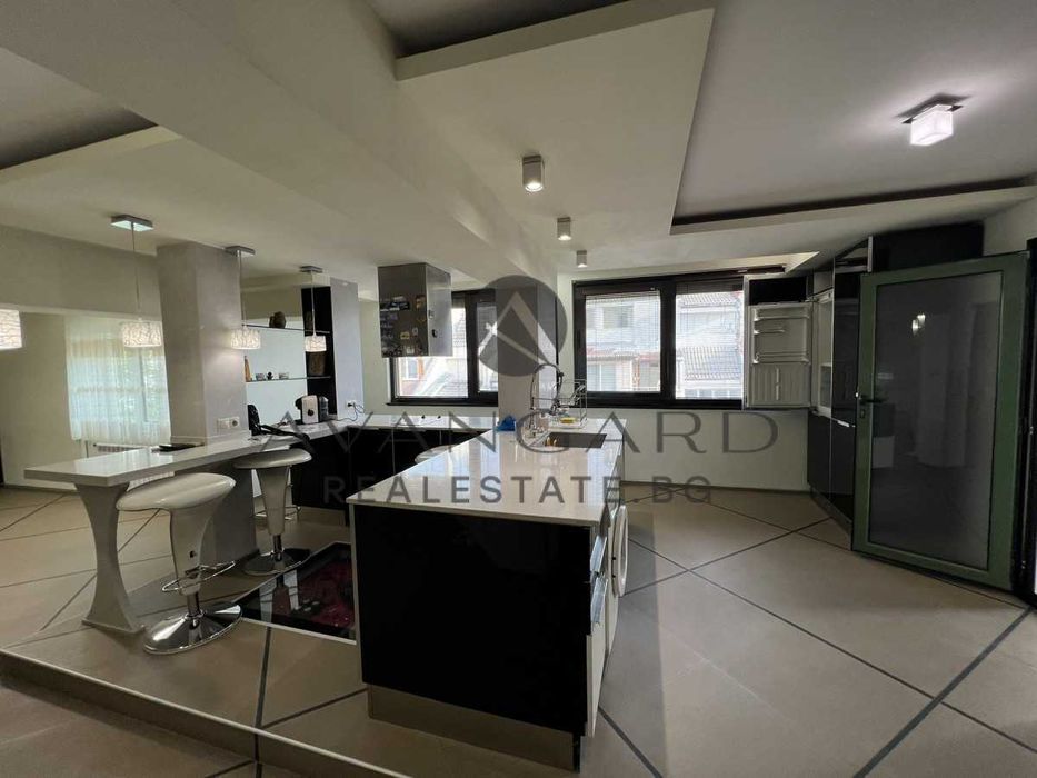 Продава се Тристаен апартамент в Пловдив, Кършияка - 140 кв.м за 1800 €/кв.м - Снимка #1