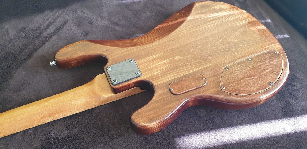 Бас китара Custom V