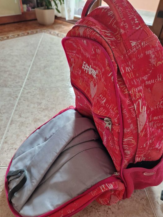 Продавам ученическа раница