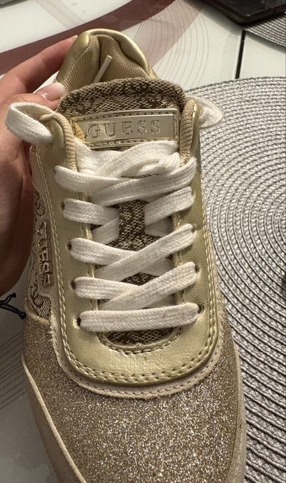 Vând adidasi Guess