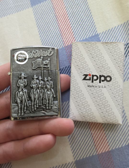 Vând bricheta zippo