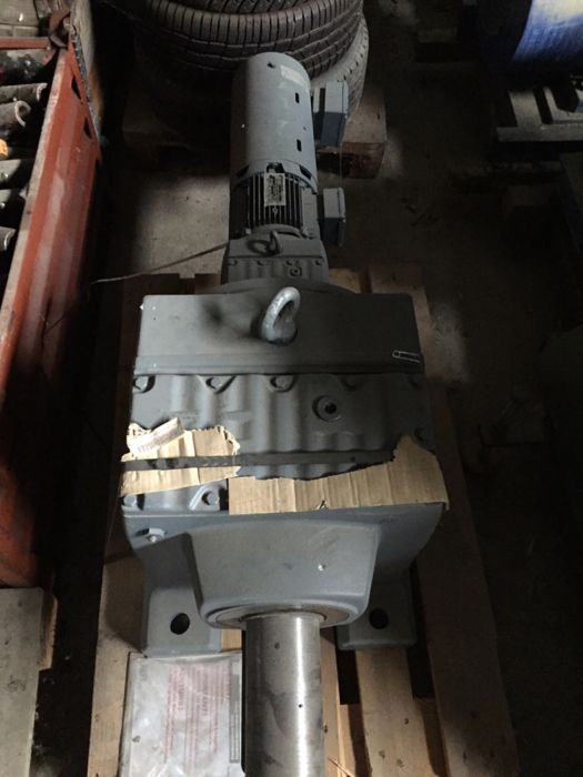 Много мотор-редуктори/редуктор