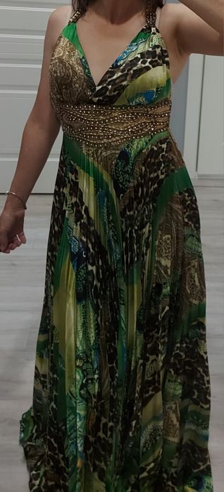 Платье яркое, нарядное