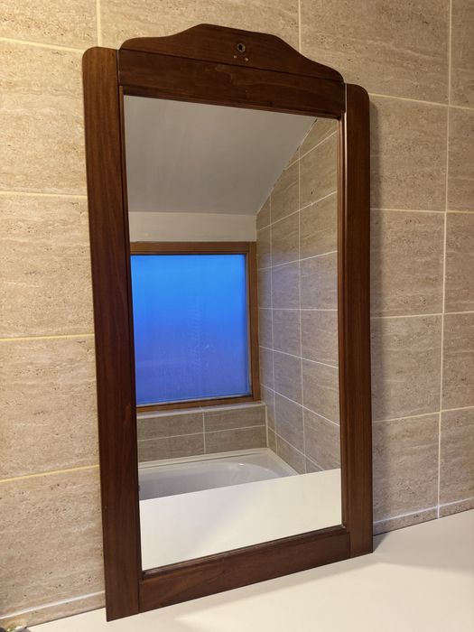 Oglinda pentru baie cu cadru din lemn