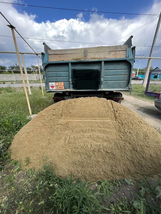 Песок строительный, песок речной, щебень.