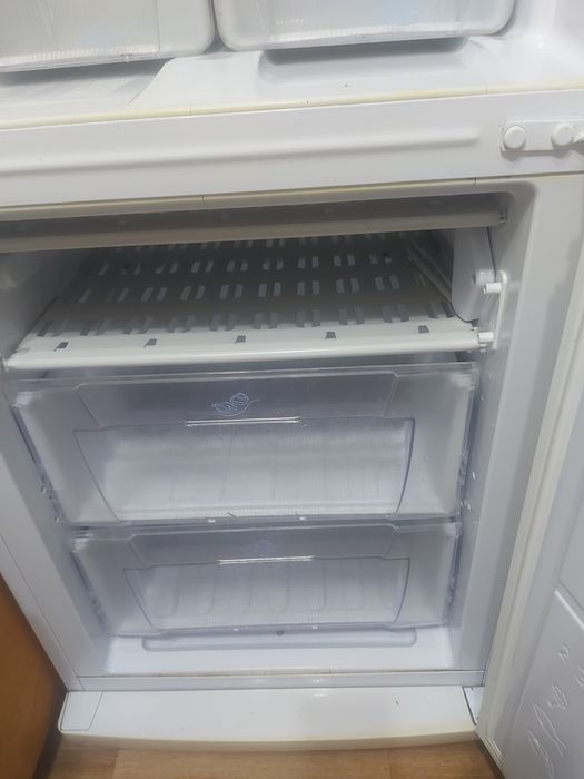 Продам холодильник Indesit