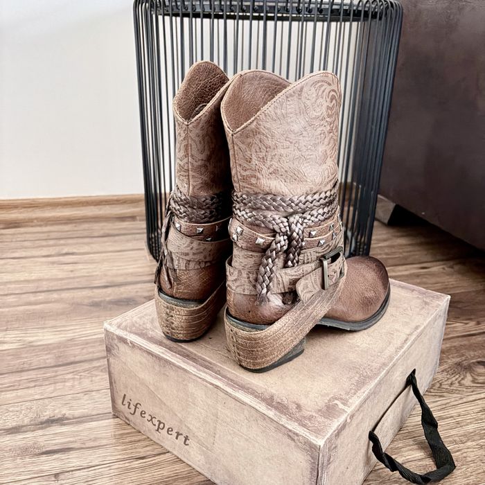 Боти от естествена кожа