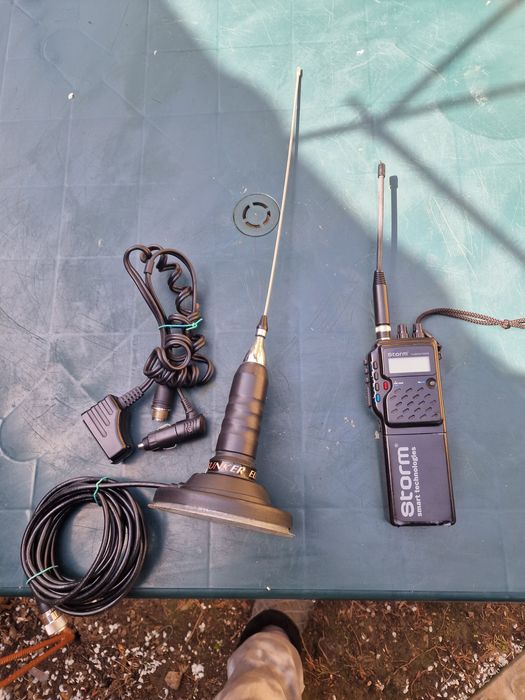 Statie auto Storm cu acumulatori si cablu la bricheta si antena scurta performanta