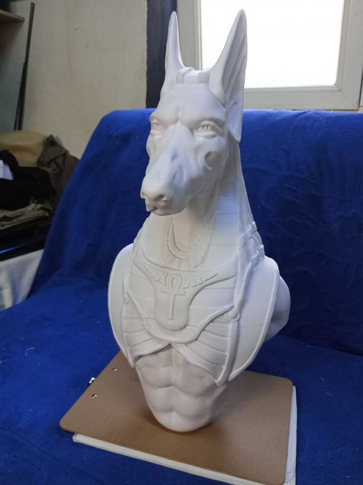 piesa de sah supradimensionata, reprezentant zeu egiptean Anubis. este element de decor, 71cm pla, pictat manual