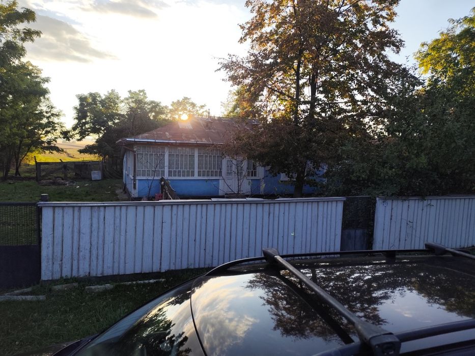 De vânzare teren și casa.