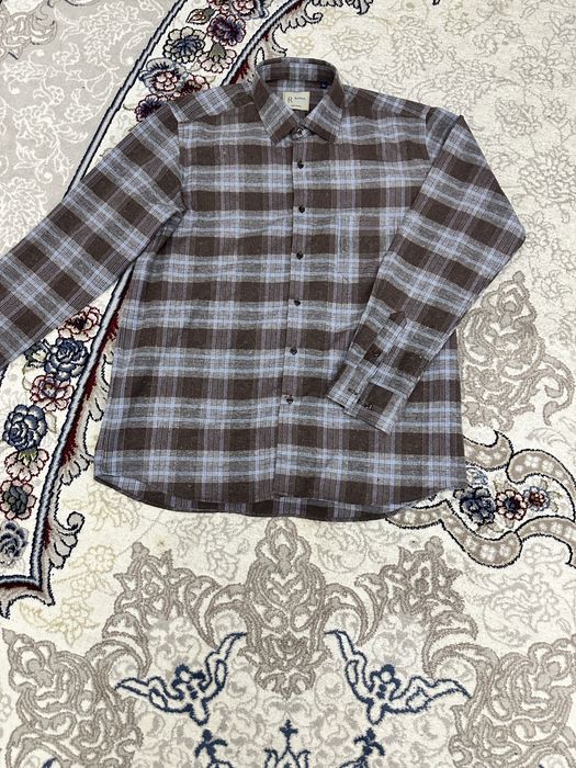 Мужская рубашка, плотная, качество очень хорошее.