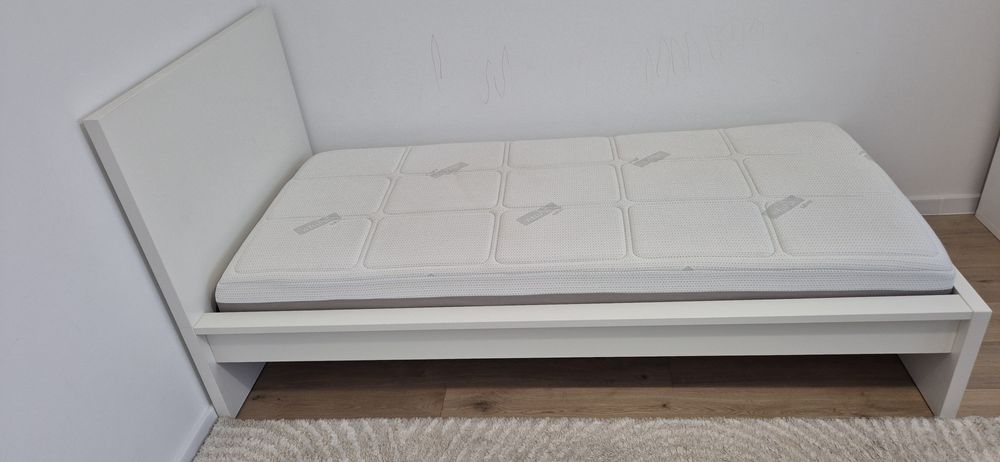 Pat alb 90 x 200 Malm (Ikea) cu saltea spuma nefolosit