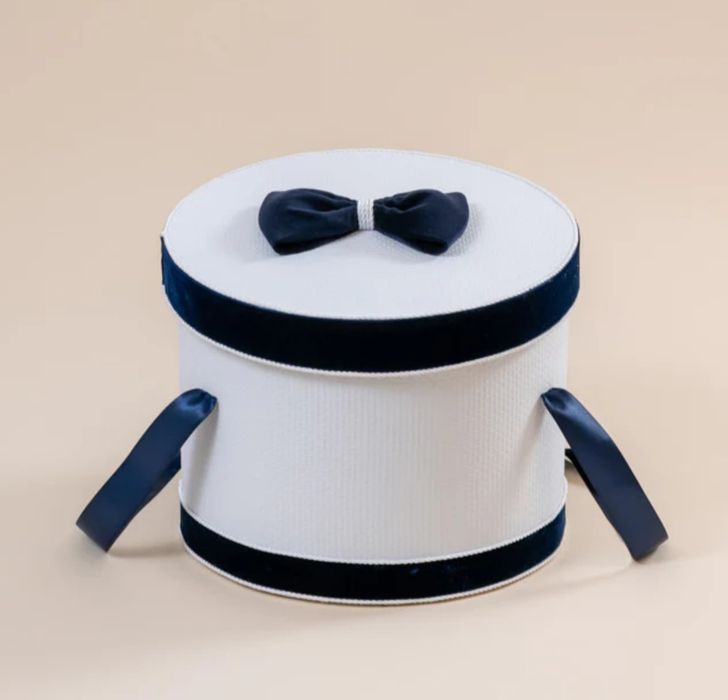 Cufar/ cutie eleganta trusou Botez Baieti Alb Cu Funda Catifea Bleumarin AnneBebe