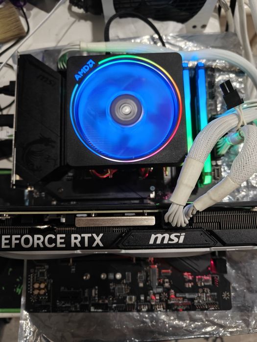 Комплект Ryzen 5800X3D + Msi B550 + Corsair 32gb: 400 у.е