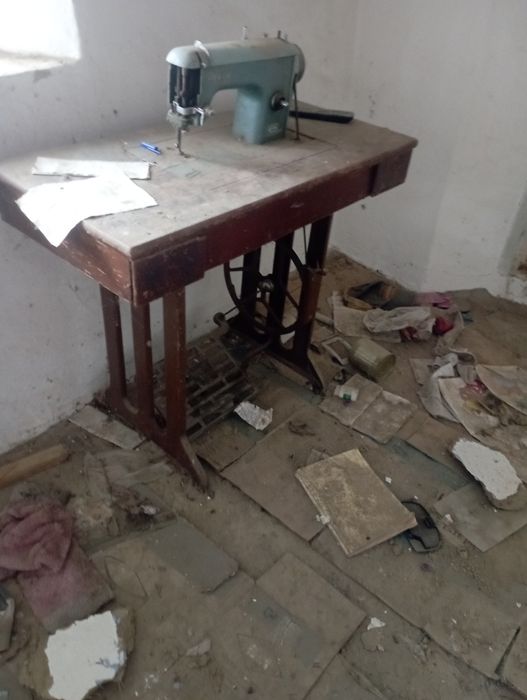 Mașină   de cusut  veche  ileana