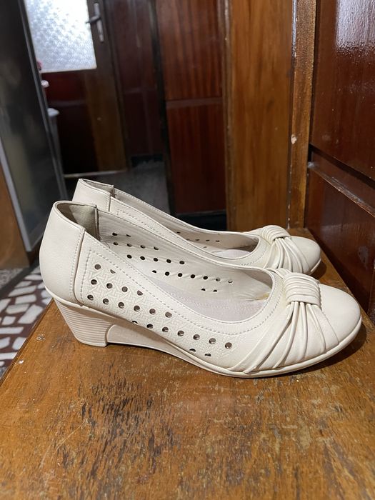 Елегантни обувки бежеви на цвят